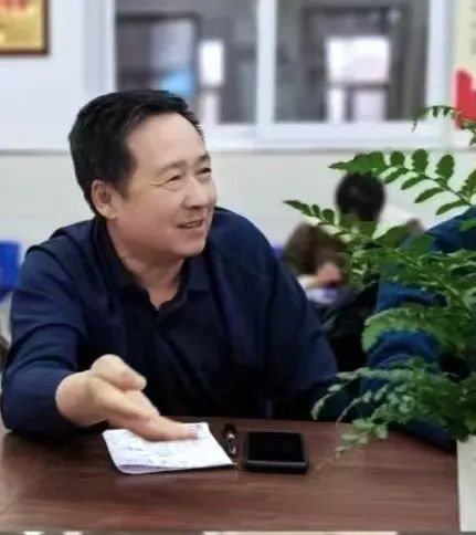 华展名师| | 笃志心诚育英才 芝兰霁月璀璨途——数学教师尹树云风采