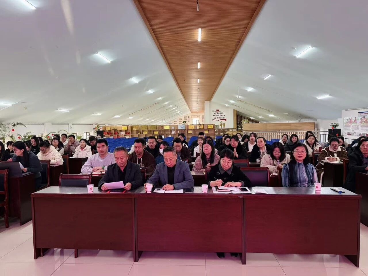 华展动态｜｜聚力攻坚提质效 奋楫争先创佳绩——我校举办期末总结表彰大会