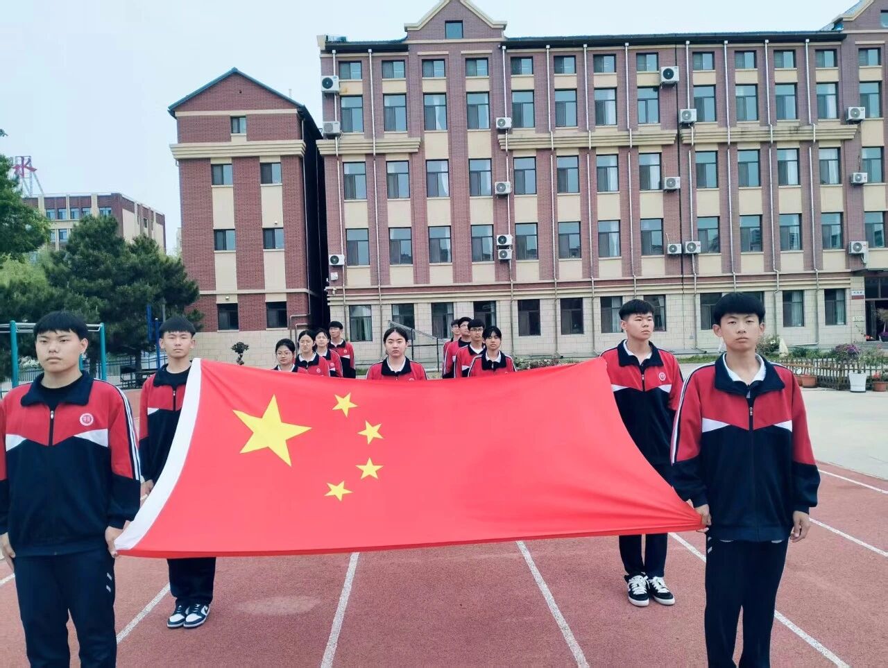 与华展同行 赴十年荣光||凝心聚力备高考 向阳而行赴新程—主题升旗仪式