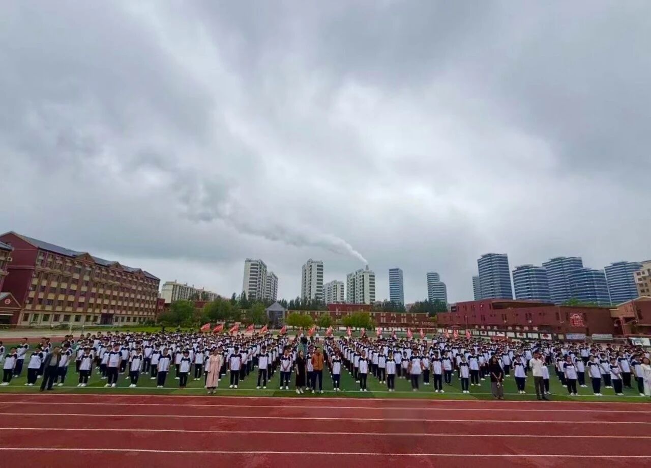 与华展同行，赴十年荣光||铭记“七七”国殇，矢志笃行报国———主题升旗仪式